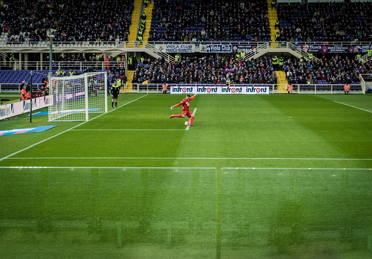 Keeper neemt een uittrap in de UEFA Conference League